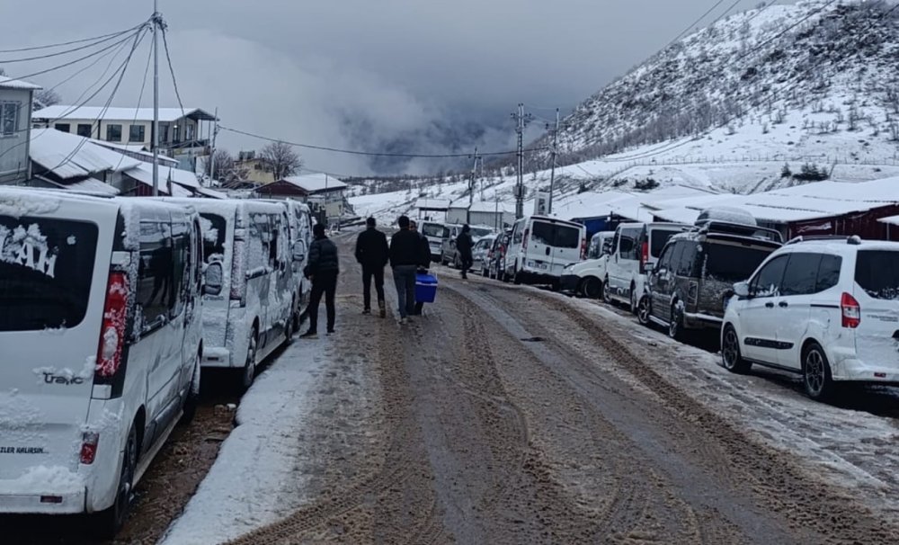 Irak Sınırında ’ Sistem’ Çilesi: Vatandaşlar Kar Altında Sabahlıyor