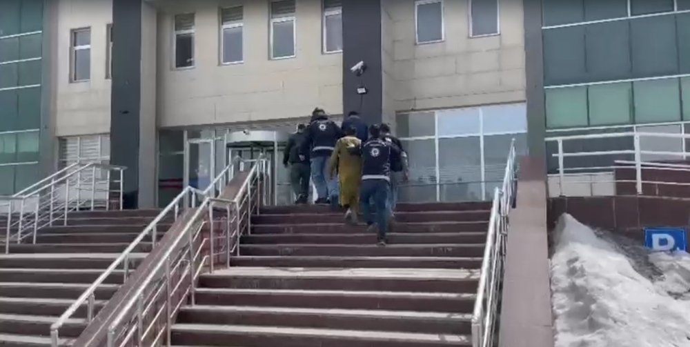 Kars’ta Kamyonet Kasasından 12 Kaçak Göçmen Çıktı: 4 Organizatör Tutuklandı