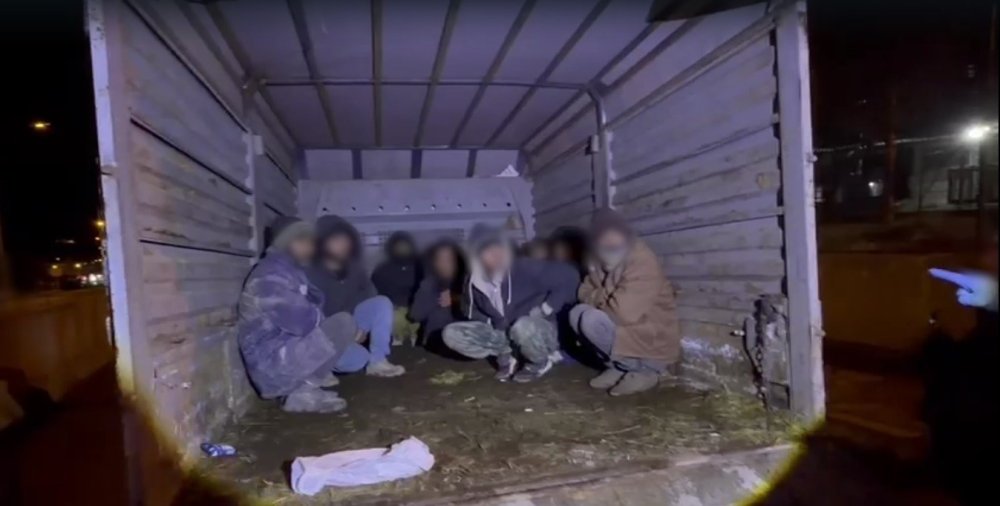 Kars’ta Kamyonet Kasasından 12 Kaçak Göçmen Çıktı: 4 Organizatör Tutuklandı