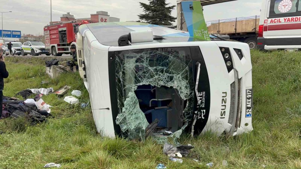 Yarışmadan Dönen Öğrencileri Taşıyan Midibüs Şarampole Devrildi: 9’u Öğrenci 15 Yaralı