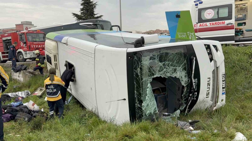 Yarışmadan Dönen Öğrencileri Taşıyan Midibüs Şarampole Devrildi: 9’u Öğrenci 15 Yaralı