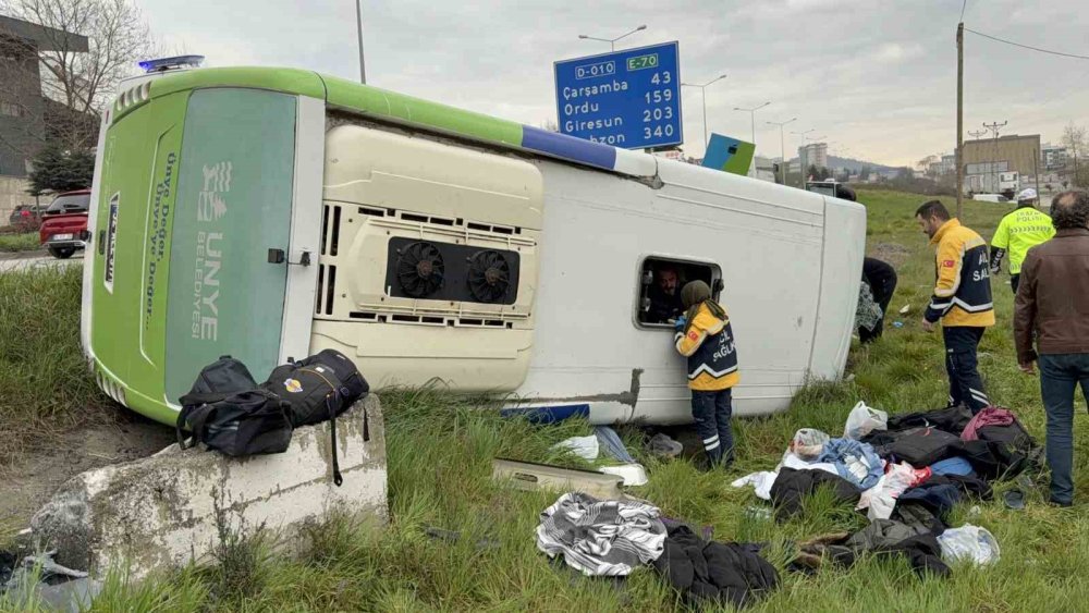 Yarışmadan Dönen Öğrencileri Taşıyan Midibüs Şarampole Devrildi: 9’u Öğrenci 15 Yaralı