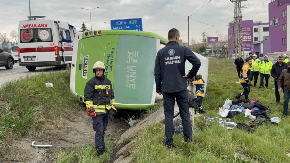 Yarışmadan Dönen Öğrencileri Taşıyan Midibüs Şarampole Devrildi: 9’u Öğrenci 15 Yaralı
