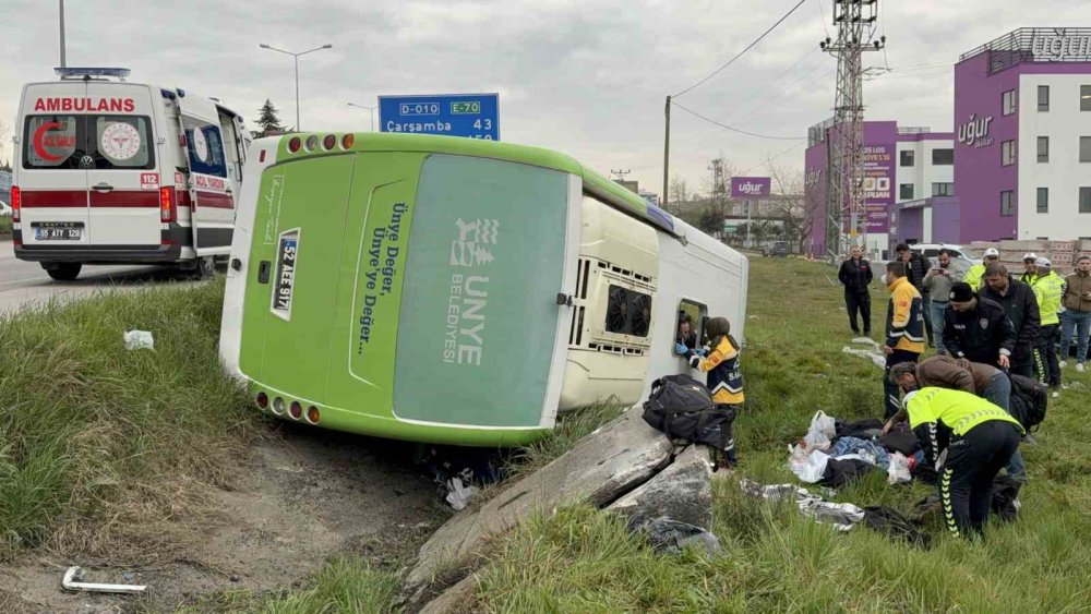 Yarışmadan Dönen Öğrencileri Taşıyan Midibüs Şarampole Devrildi: 9’u Öğrenci 15 Yaralı