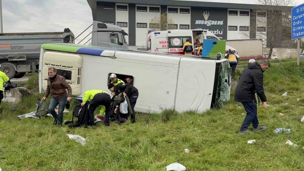 Yarışmadan Dönen Öğrencileri Taşıyan Midibüs Şarampole Devrildi: 9’u Öğrenci 15 Yaralı