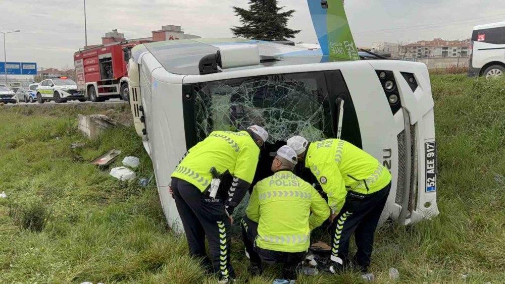 Yarışmadan Dönen Öğrencileri Taşıyan Midibüs Şarampole Devrildi: 9’u Öğrenci 15 Yaralı