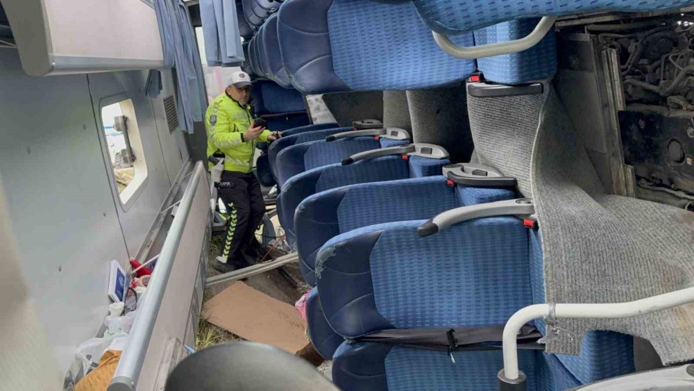 Yarışmadan Dönen Öğrencileri Taşıyan Midibüs Şarampole Devrildi: 9’u Öğrenci 15 Yaralı