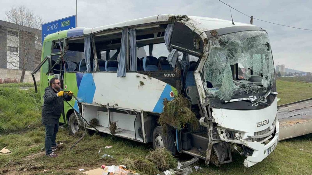 Yarışmadan Dönen Öğrencileri Taşıyan Midibüs Şarampole Devrildi: 9’u Öğrenci 15 Yaralı