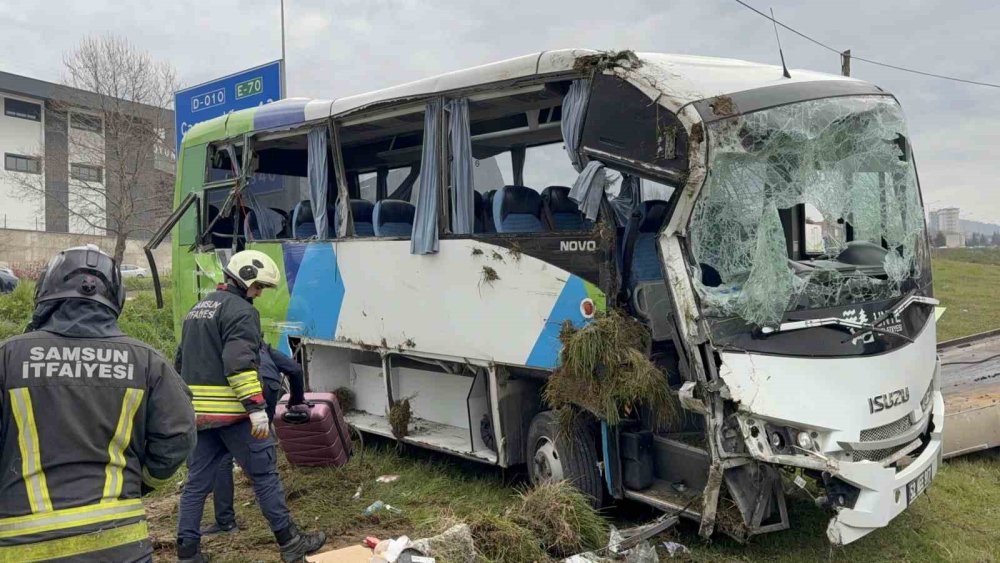 Yarışmadan Dönen Öğrencileri Taşıyan Midibüs Şarampole Devrildi: 9’u Öğrenci 15 Yaralı