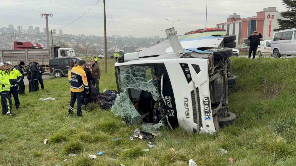 Yarışmadan Dönen Öğrencileri Taşıyan Midibüs Şarampole Devrildi: 9’u Öğrenci 15 Yaralı