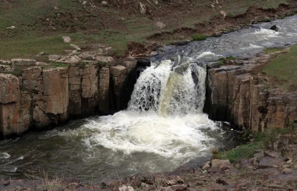 Eriyen Karlar Yıldızlı Şelalesi’ni Canlandırdı.. Kar Sularıyla Çoştu!
