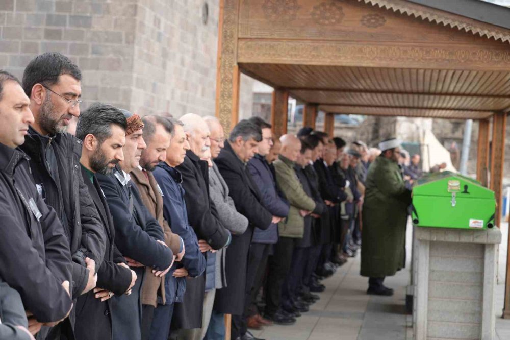 Gazeteci Feridun Fazıl Özsoy Dualarla Son Yolculuğuna Uğurlandı