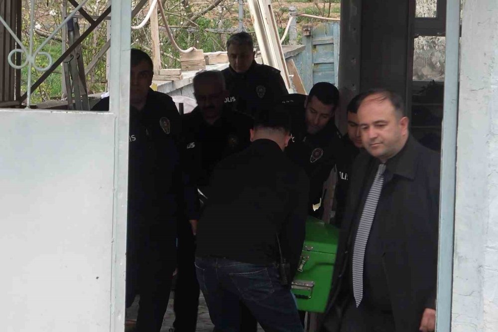 Kan Donduran Cinayet: İ̇ki Kardeş Bir Oldu, Babalarını Bıçak Ve Baltayla Öldürdü