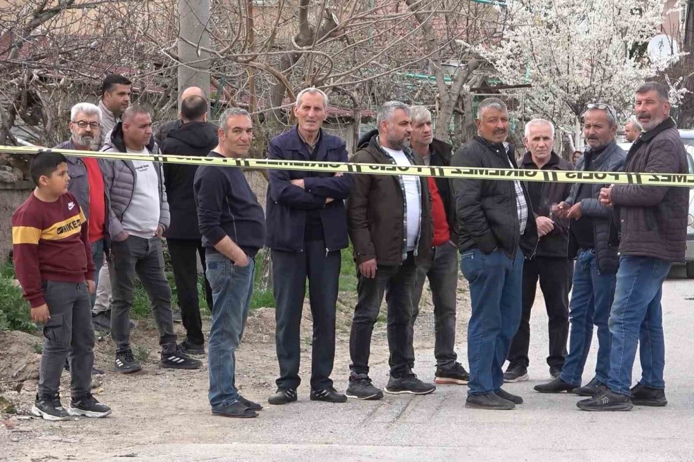 Kan Donduran Cinayet: İ̇ki Kardeş Bir Oldu, Babalarını Bıçak Ve Baltayla Öldürdü