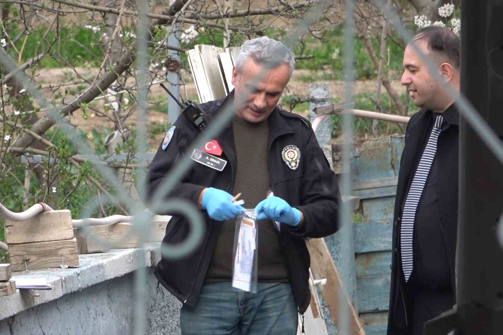 Kan Donduran Cinayet: İ̇ki Kardeş Bir Oldu, Babalarını Bıçak Ve Baltayla Öldürdü