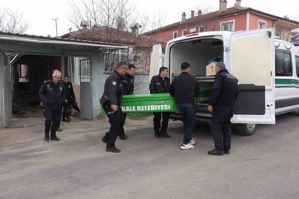 Kan Donduran Cinayet: İ̇ki Kardeş Bir Oldu, Babalarını Bıçak Ve Baltayla Öldürdü