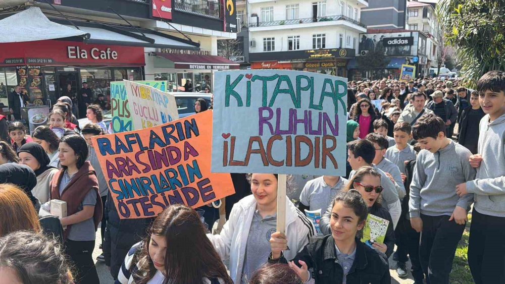 Protesto Değil, Okuma Yürüyüşü.. Arhavi’de Kütüphane Haftası Renkli Geçti!
