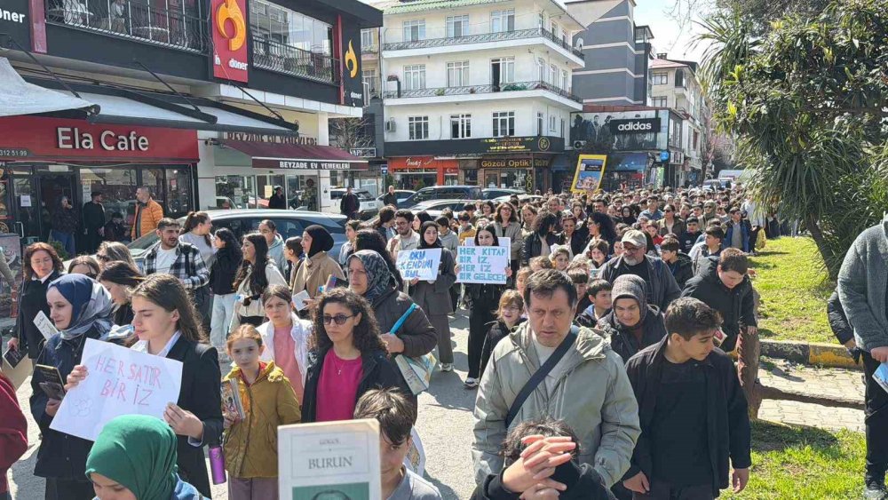 Protesto Değil, Okuma Yürüyüşü.. Arhavi’de Kütüphane Haftası Renkli Geçti!
