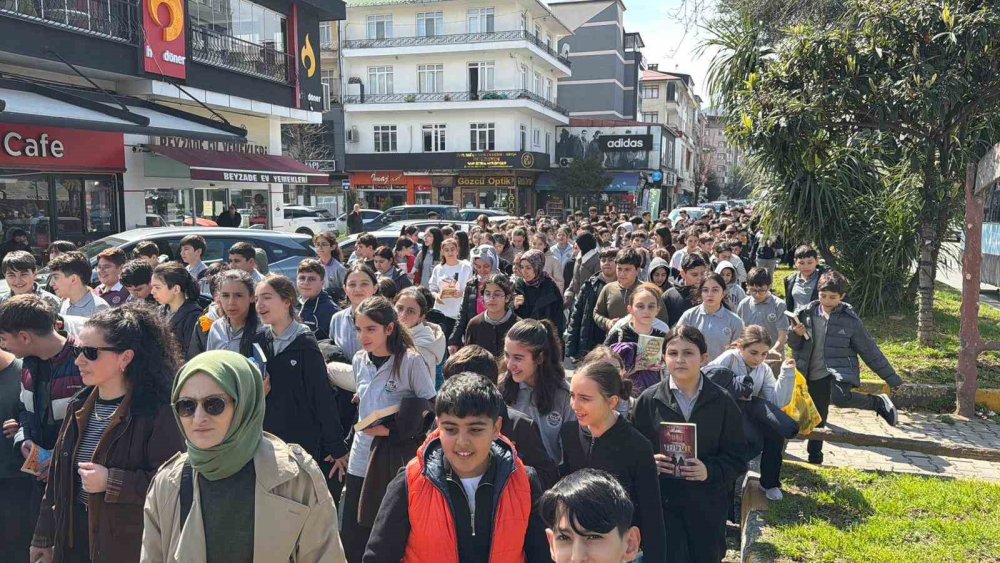 Protesto Değil, Okuma Yürüyüşü.. Arhavi’de Kütüphane Haftası Renkli Geçti!
