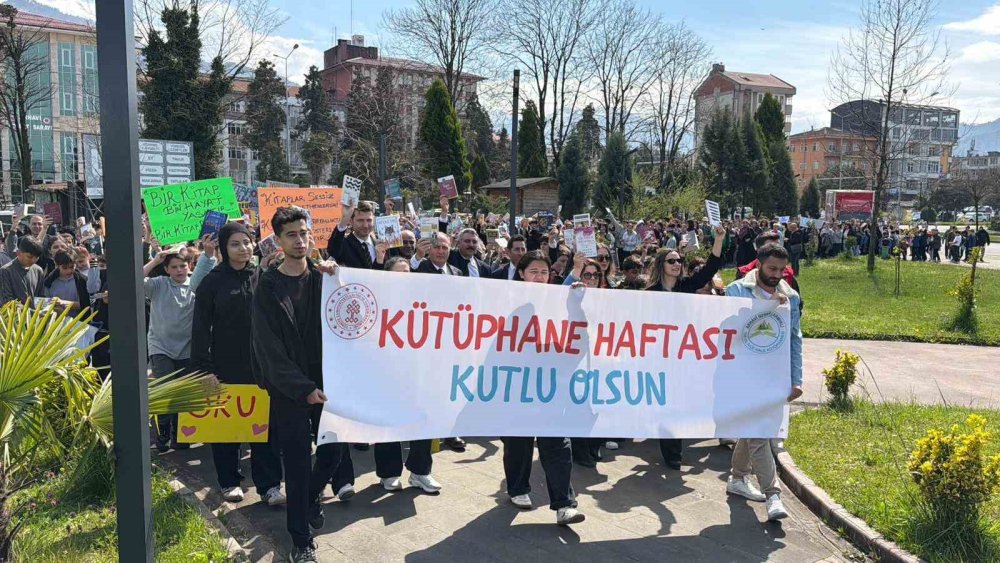 Protesto Değil, Okuma Yürüyüşü.. Arhavi’de Kütüphane Haftası Renkli Geçti!