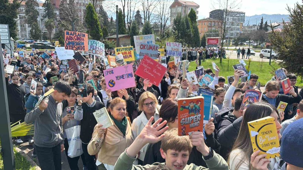 Protesto Değil, Okuma Yürüyüşü.. Arhavi’de Kütüphane Haftası Renkli Geçti!