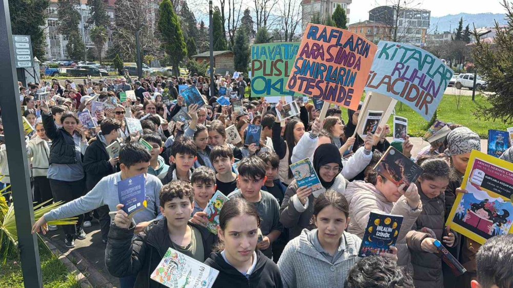 Protesto Değil, Okuma Yürüyüşü.. Arhavi’de Kütüphane Haftası Renkli Geçti!