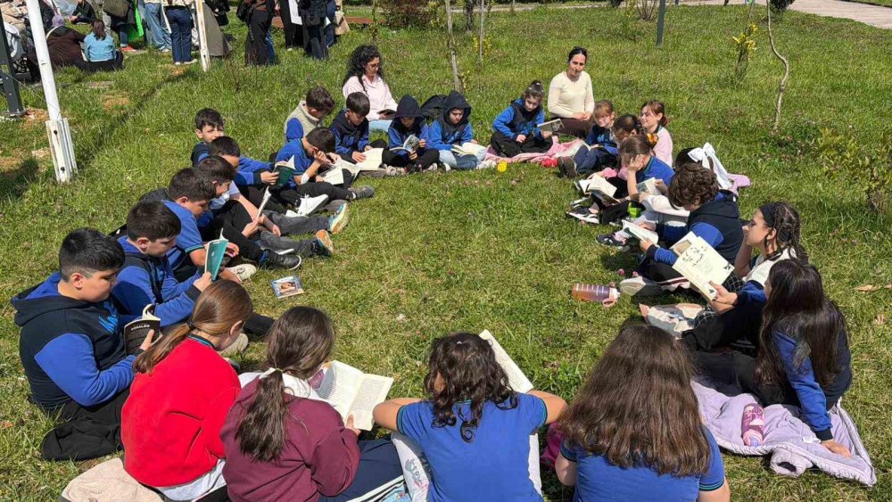 Protesto Değil, Okuma Yürüyüşü.. Arhavi’de Kütüphane Haftası Renkli Geçti!