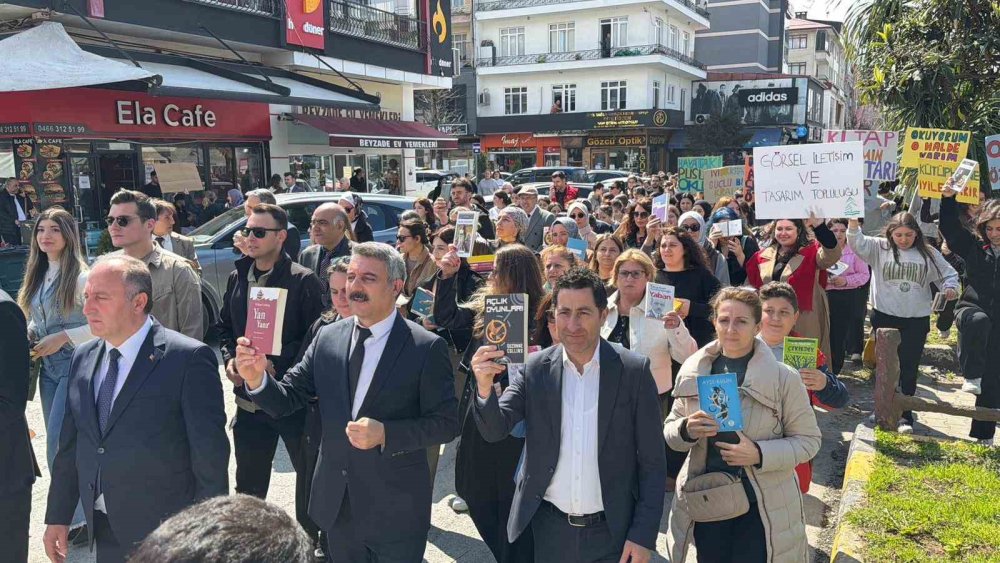 Protesto Değil, Okuma Yürüyüşü.. Arhavi’de Kütüphane Haftası Renkli Geçti!