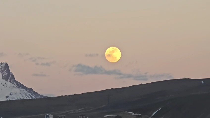 Van’da Görsel Şölen: "Pembe Dolunay" Erek Dağı’ndan Yükseldi