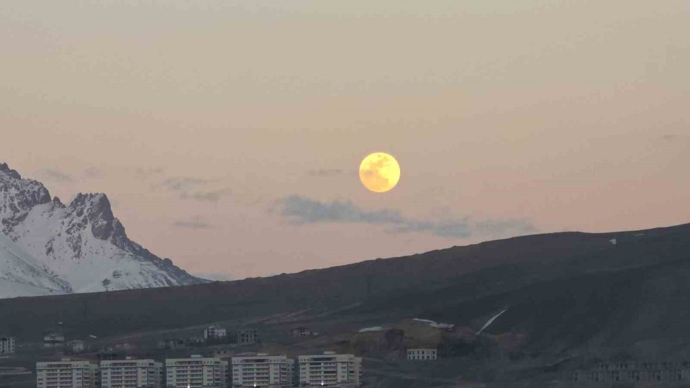 Van’da Görsel Şölen: "Pembe Dolunay" Erek Dağı’ndan Yükseldi