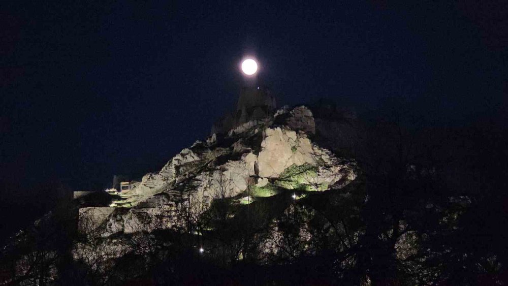 Van’da Görsel Şölen: "Pembe Dolunay" Erek Dağı’ndan Yükseldi