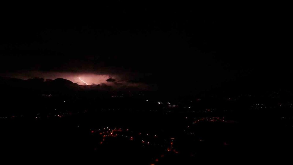 Bolu’da Şimşekler Geceyi Aydınlattı