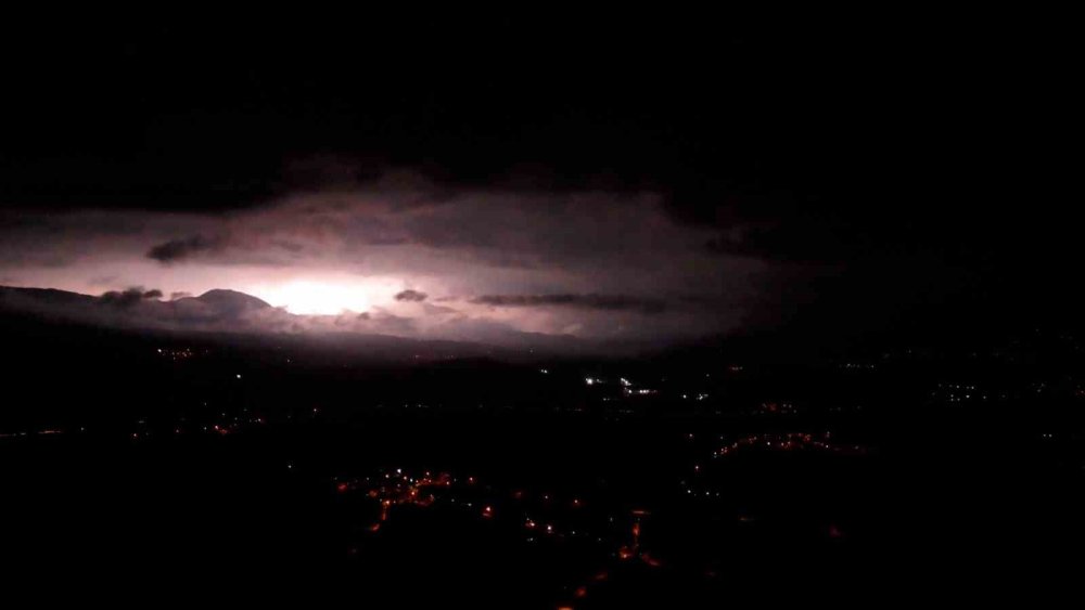 Bolu’da Şimşekler Geceyi Aydınlattı