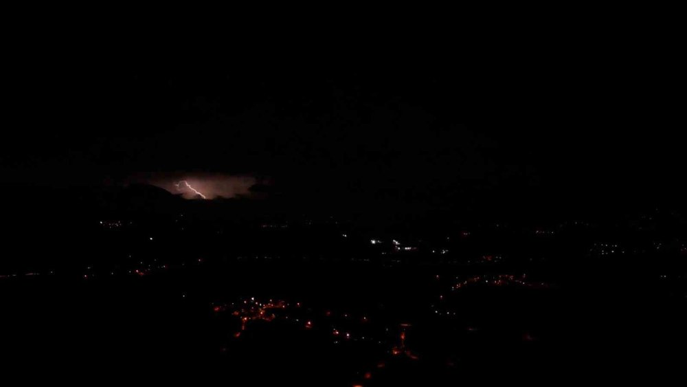 Bolu’da Şimşekler Geceyi Aydınlattı