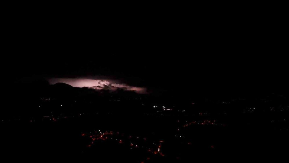 Bolu’da Şimşekler Geceyi Aydınlattı