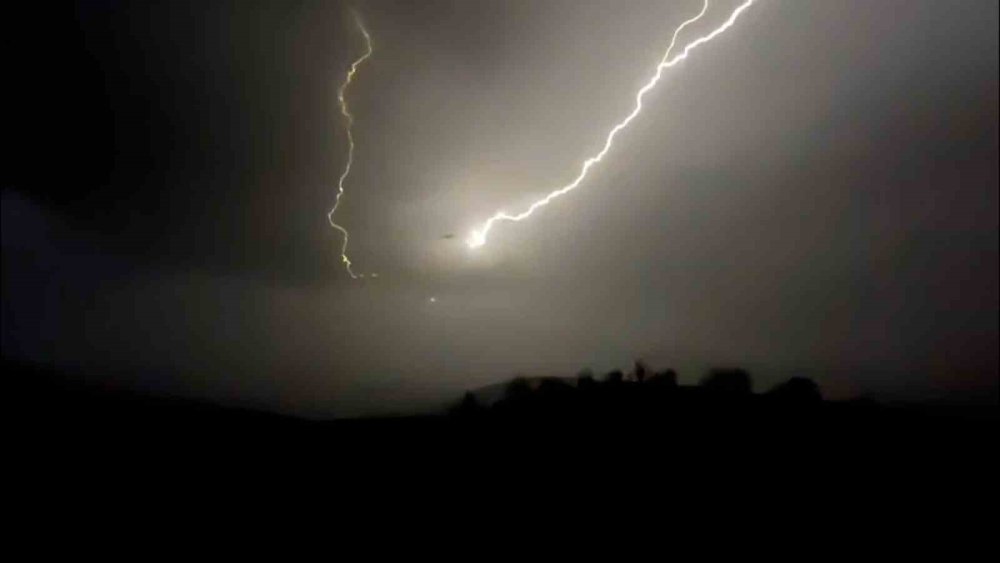 Bolu’da Şimşekler Geceyi Aydınlattı