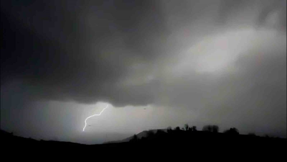 Bolu’da Şimşekler Geceyi Aydınlattı