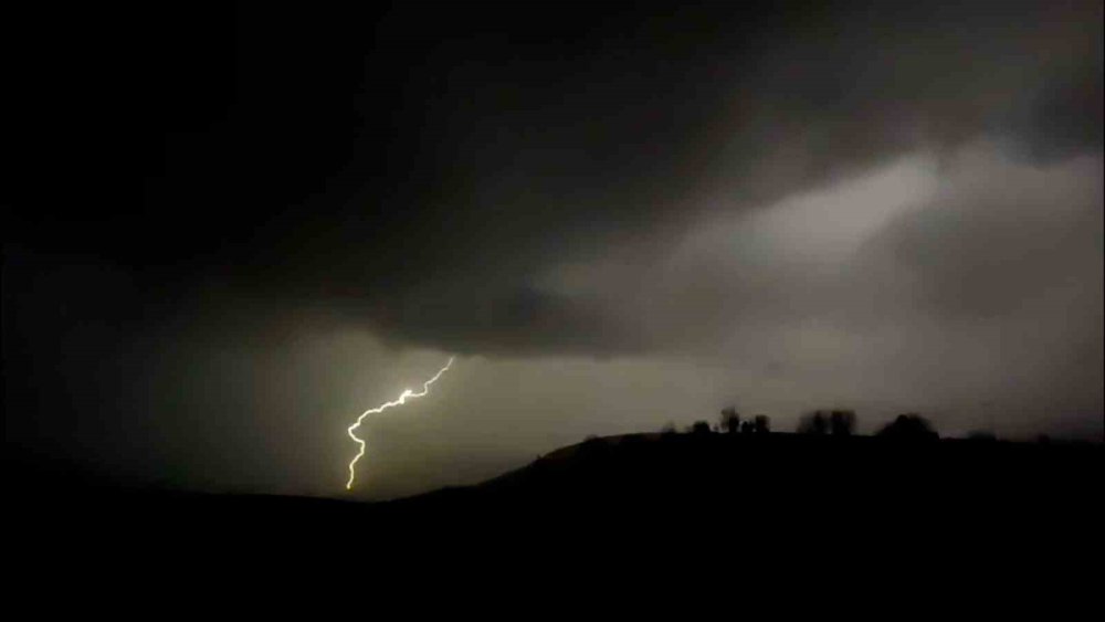 Bolu’da Şimşekler Geceyi Aydınlattı