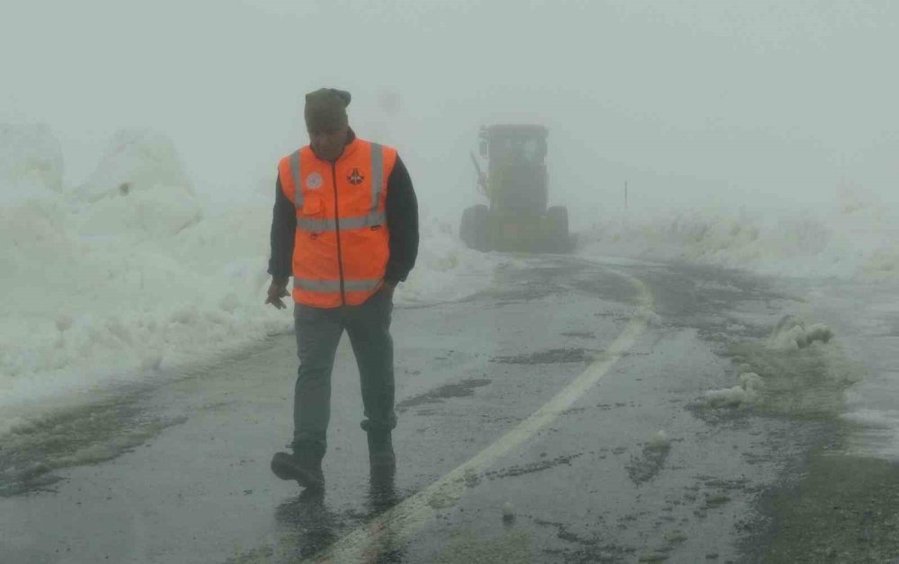 Burası ne Van, ne Hakkari.. Yaz Şehri Mersin’de Kar 2 Metreyi Aştı!