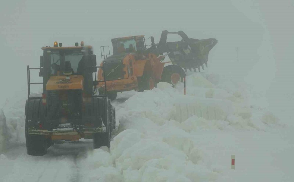 Burası ne Van, ne Hakkari.. Yaz Şehri Mersin’de Kar 2 Metreyi Aştı!