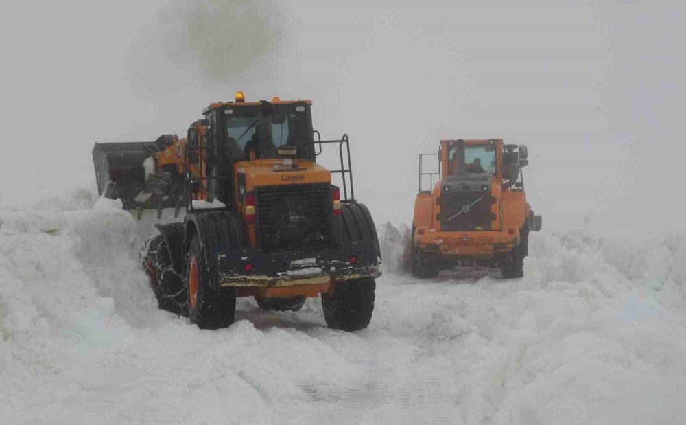 Burası ne Van, ne Hakkari.. Yaz Şehri Mersin’de Kar 2 Metreyi Aştı!