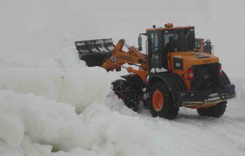 Burası ne Van, ne Hakkari.. Yaz Şehri Mersin’de Kar 2 Metreyi Aştı!