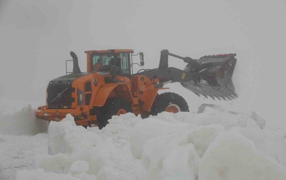 Burası ne Van, ne Hakkari.. Yaz Şehri Mersin’de Kar 2 Metreyi Aştı!