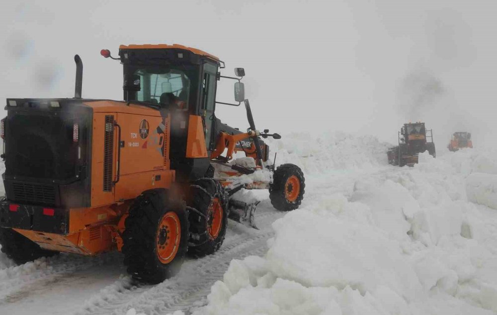 Burası ne Van, ne Hakkari.. Yaz Şehri Mersin’de Kar 2 Metreyi Aştı!