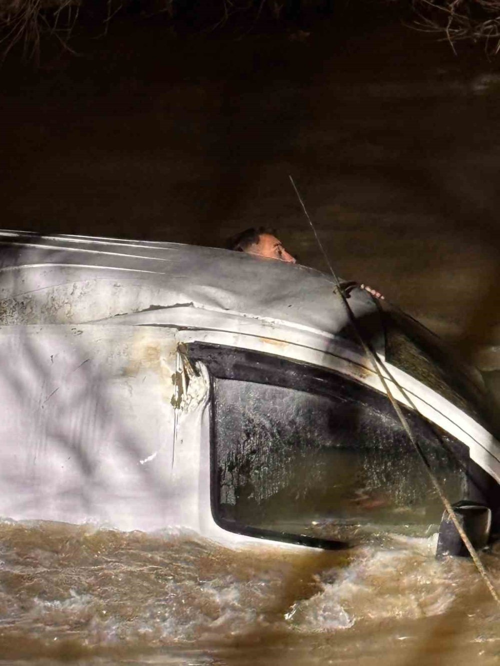 Köprüköy’de Can Pazarı.. Araç Aras Nehri’ne Uçtu, Sürücü Son Anda Kurtarıldı!