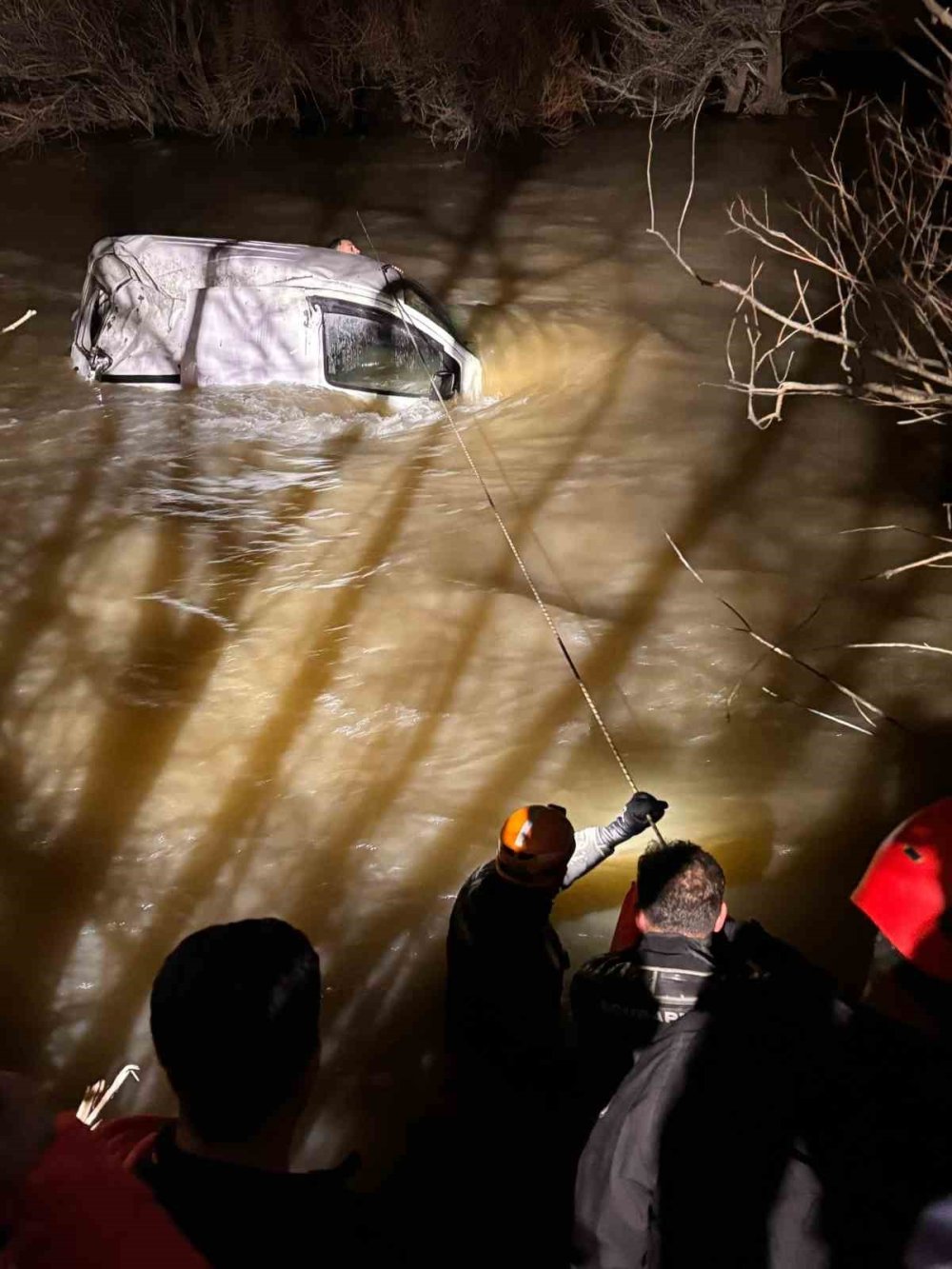 Köprüköy’de Can Pazarı.. Araç Aras Nehri’ne Uçtu, Sürücü Son Anda Kurtarıldı!