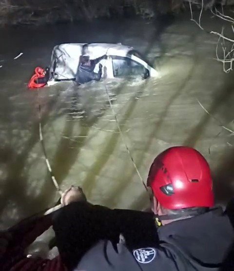 Köprüköy’de Can Pazarı.. Araç Aras Nehri’ne Uçtu, Sürücü Son Anda Kurtarıldı!