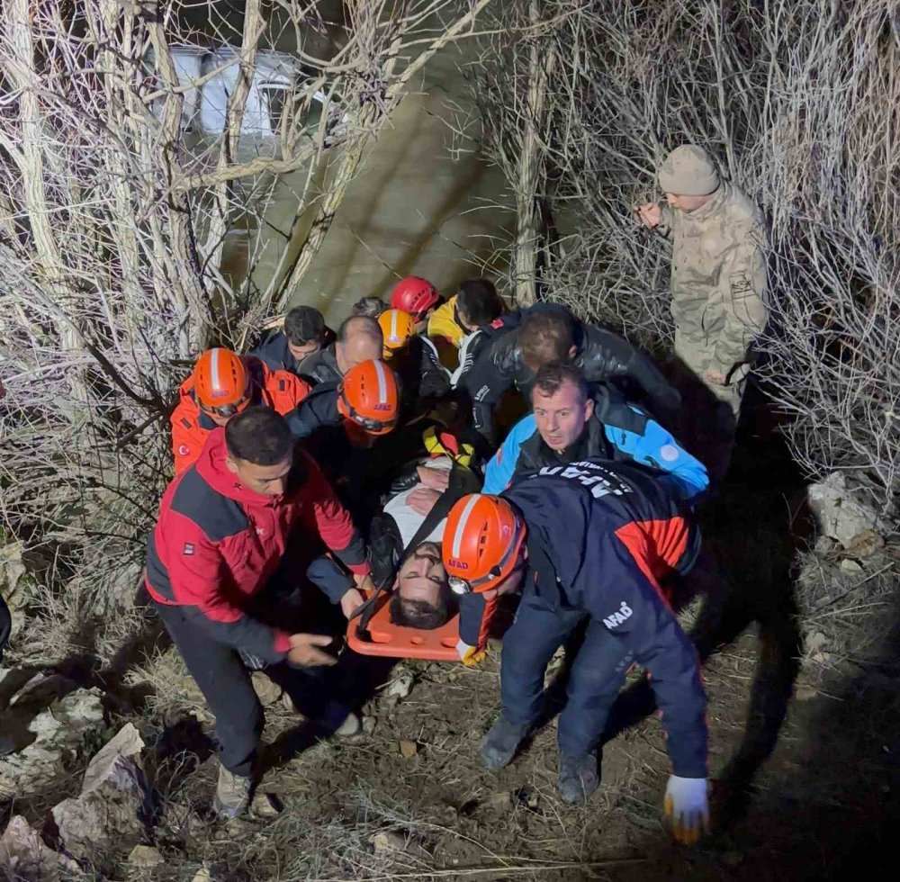Köprüköy’de Can Pazarı.. Araç Aras Nehri’ne Uçtu, Sürücü Son Anda Kurtarıldı!