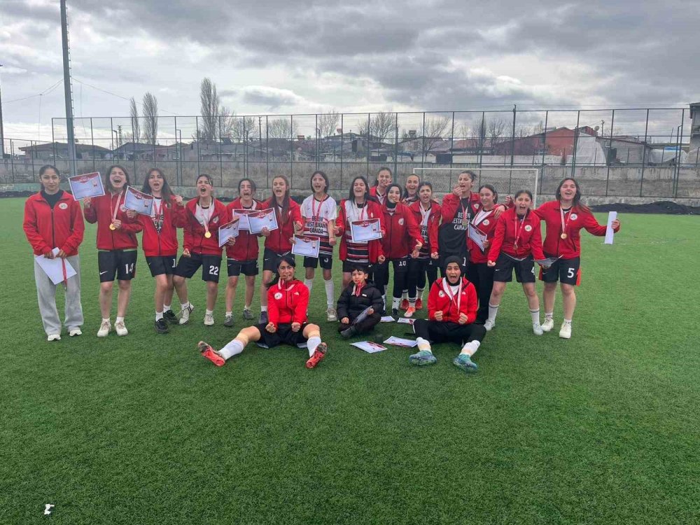 Ağrı’nın Gururu.. Kız Futbol Takımı Türkiye Finallerine Adını Yazdırdı!