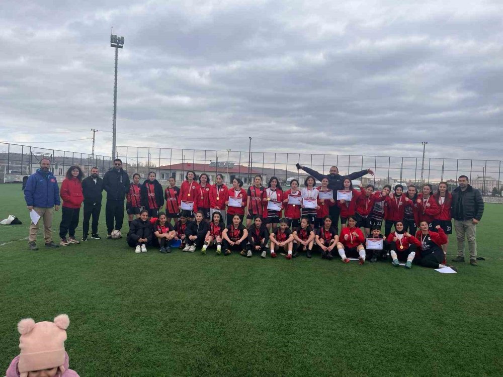 Ağrı’nın Gururu.. Kız Futbol Takımı Türkiye Finallerine Adını Yazdırdı!